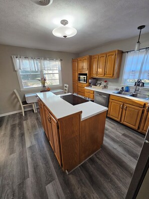 Fridge, microwave, oven, stovetop - Whole House Sleeps 9 with Ample Space Close to KSU & MHS (Manhattan)