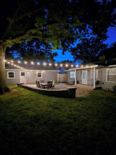 Whole House Sleeps 9 with Ample Space Close to KSU & MHS