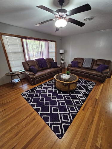 Whole House Sleeps 9 with Ample Space Close to KSU & MHS