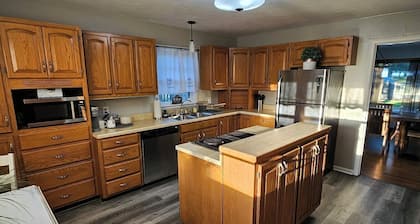 Whole House Sleeps 9 with Ample Space Close to KSU & MHS