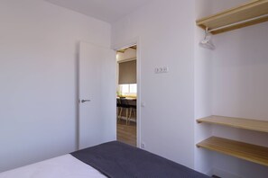 1 habitación, tabla de planchar con plancha, wifi gratis y ropa de cama