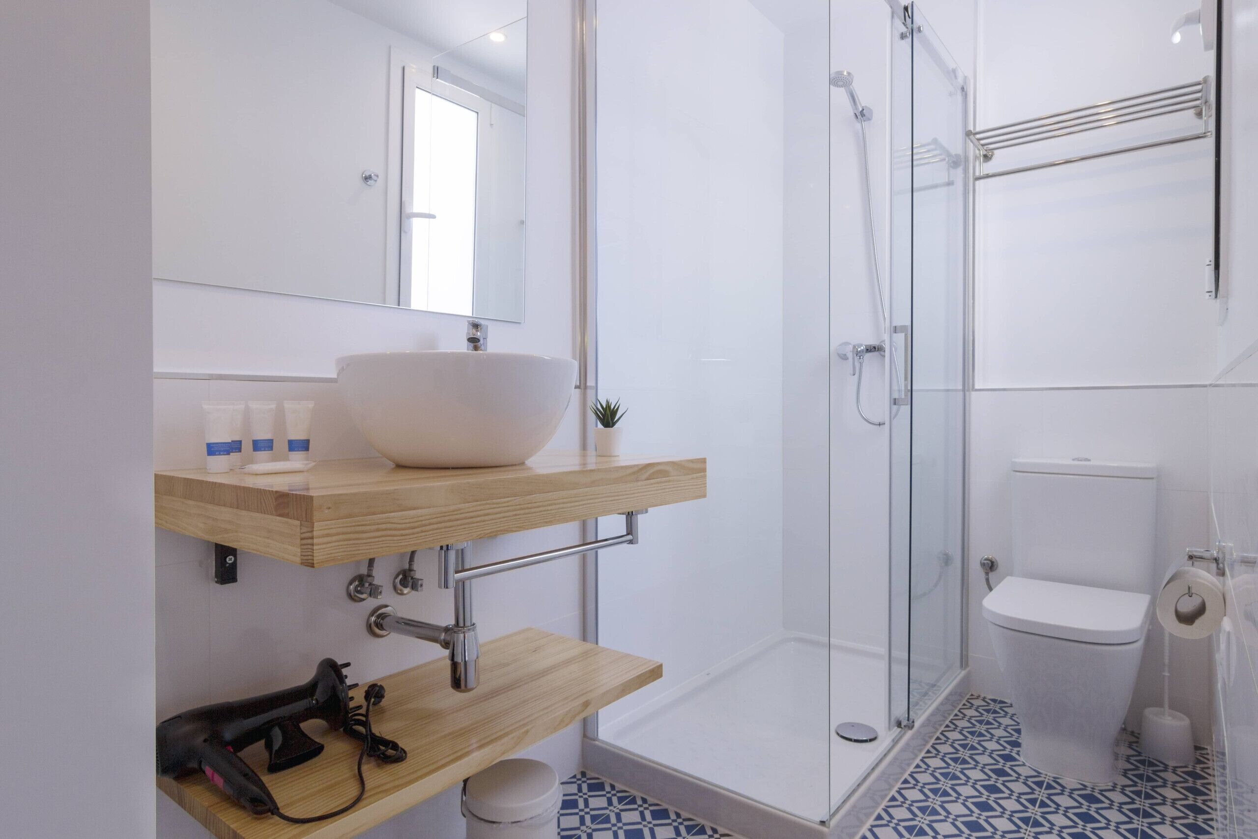 Een douche, een haardroger, handdoeken