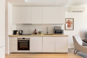 Een koelkast, een microgolfoven, een oven, een vaatwasser