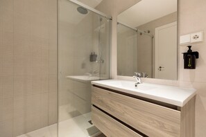 Dusche, Haartrockner, Handtücher