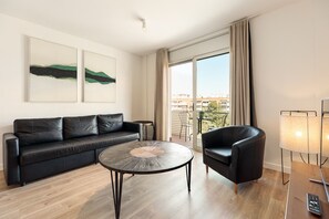 TV - OLA LIVING POBLENOU BEACH ATTIC (Barcelona)