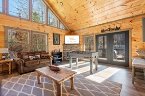 Smart TV, chimenea, videojuegos, futbolito
