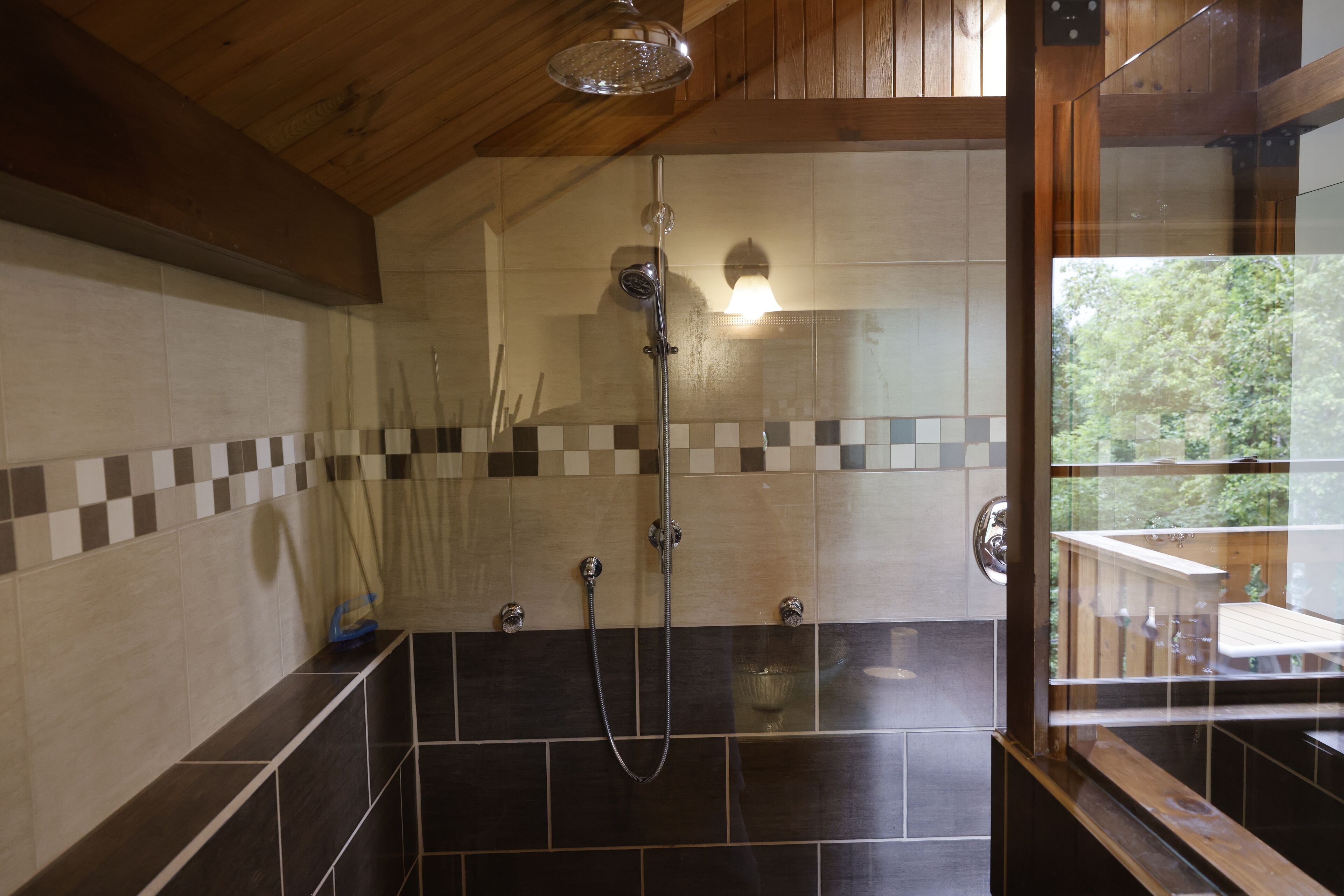 Douche, sèche-cheveux, serviettes fournies, savon