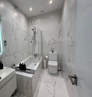Douche, sèche-cheveux, serviettes fournies, savon