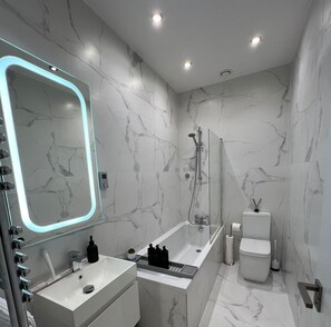 Douche, sèche-cheveux, serviettes fournies, savon