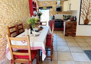 Dining - Charming 3-bedroom cottage in Saint-Cyprien with summer kitchen (Saint-Cyprien)