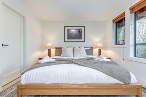 3 bedrooms, desk, WiFi, bed sheets