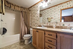 Sèche-cheveux, serviettes fournies, papier toilette