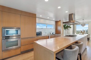 Geladeira, micro-ondas, fogão, cooktop