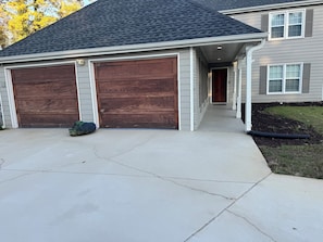 Exterior detail - Spacious 4-bedroom house in serene East Cobb Marietta with private pool.  (Marietta)