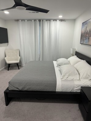 4 slaapkamers, een bureau, een strijkplank/strijkijzer, wifi