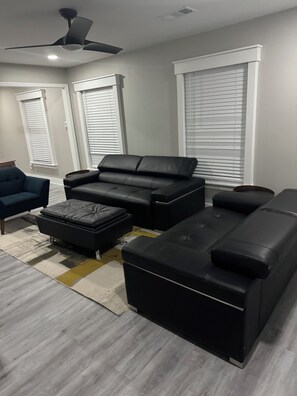 Smart-tv, een tafeltennistafel en een computerscherm