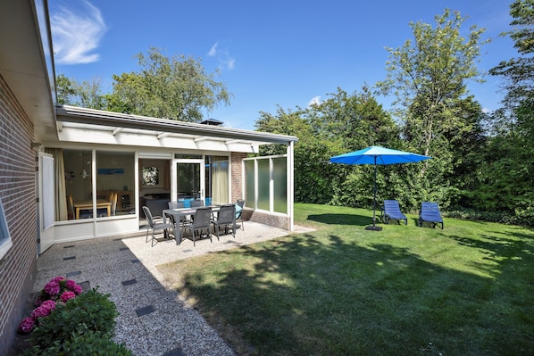 Bungalow | Outdoor dining - Bungalow in North Holland Near the Beach (Sint Maartensvlotbrug)