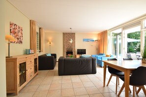 Living room - Bungalow in North Holland Near the Beach (Sint Maartensvlotbrug)