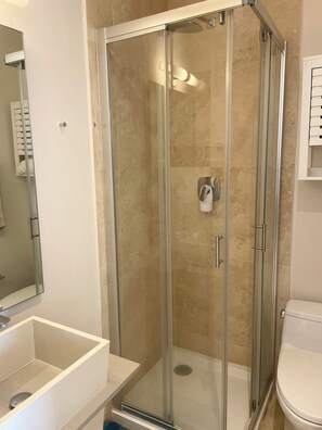 Ducha, secador de pelo, toallas y jabón