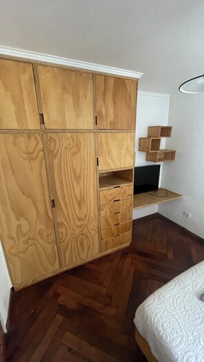 5 bedrooms, free WiFi, bed sheets