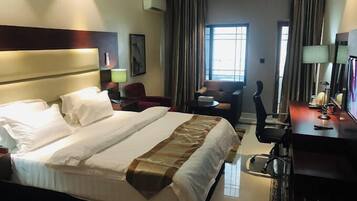 Habitación Deluxe, balcón, vista a la ciudad | Escritorio, espacio para trabajar con laptop y wifi gratis