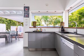 Fridge, microwave, oven, dishwasher - Villa Louise - Maison climatisée avec piscine (Saint-Francois)