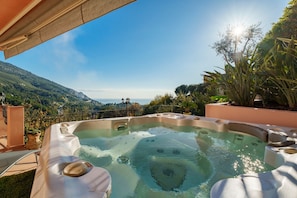 Ein Whirlpool mit herrlichem Blick auf eine gebirgige Landschaft.
