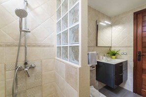 Ducha, bidé y toallas