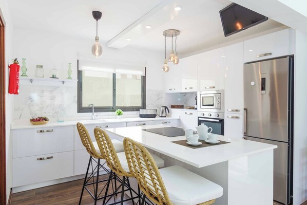 Refrigerador, microondas, horno y lavavajillas 