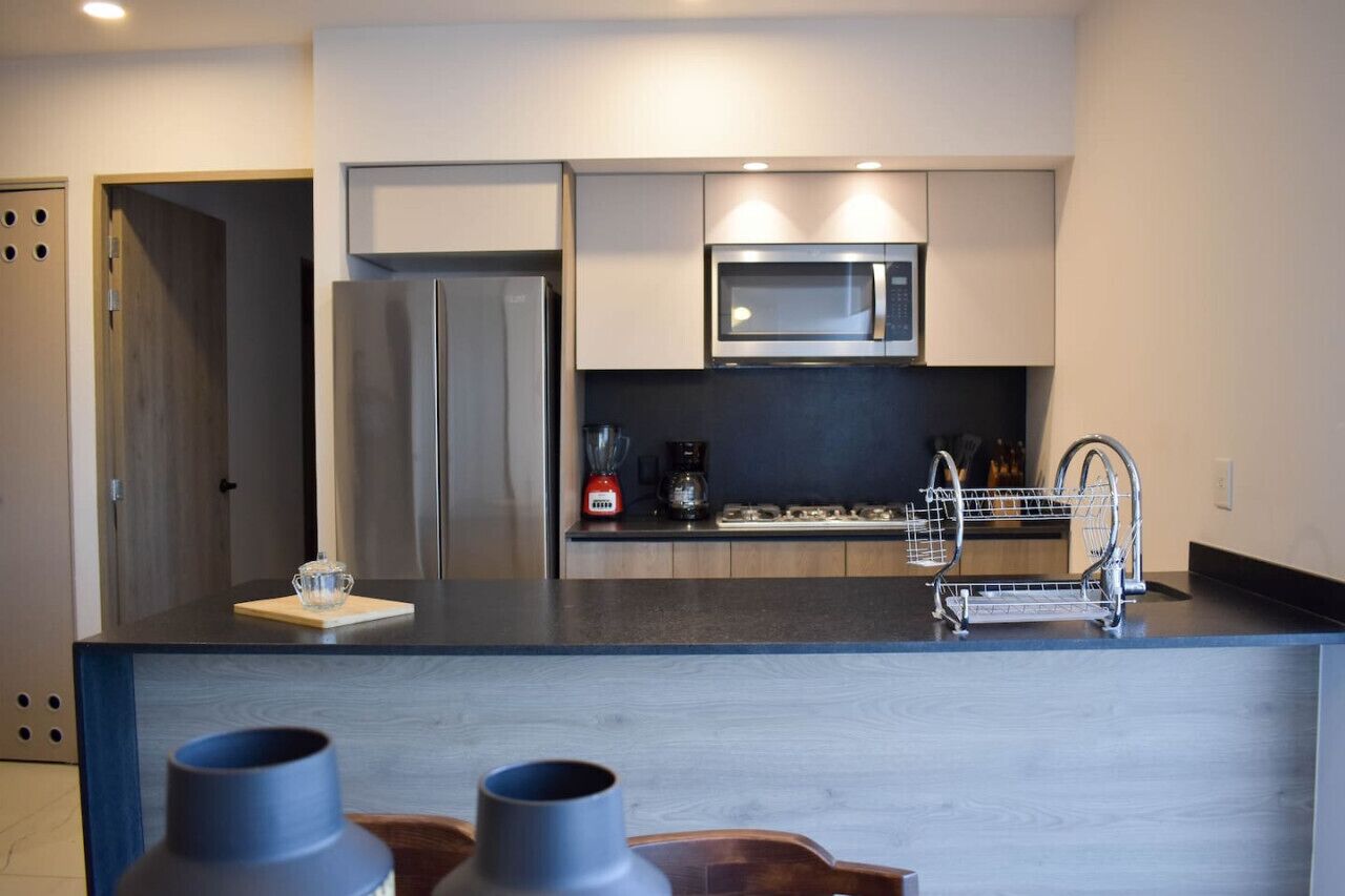 Geladeira, micro-ondas, fogão, cooktop