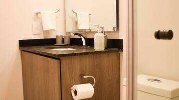 Hårføner og håndklær