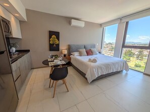 1 slaapkamer, een bureau, een strijkplank/strijkijzer, wifi