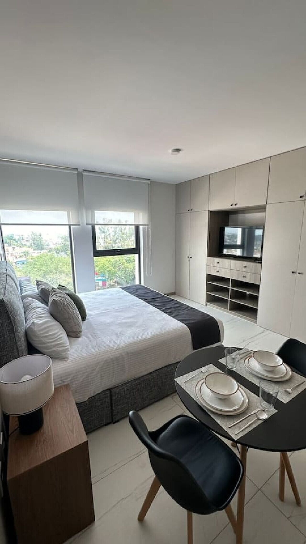 1 dormitorio, escritorio, tabla de planchar con plancha y wifi