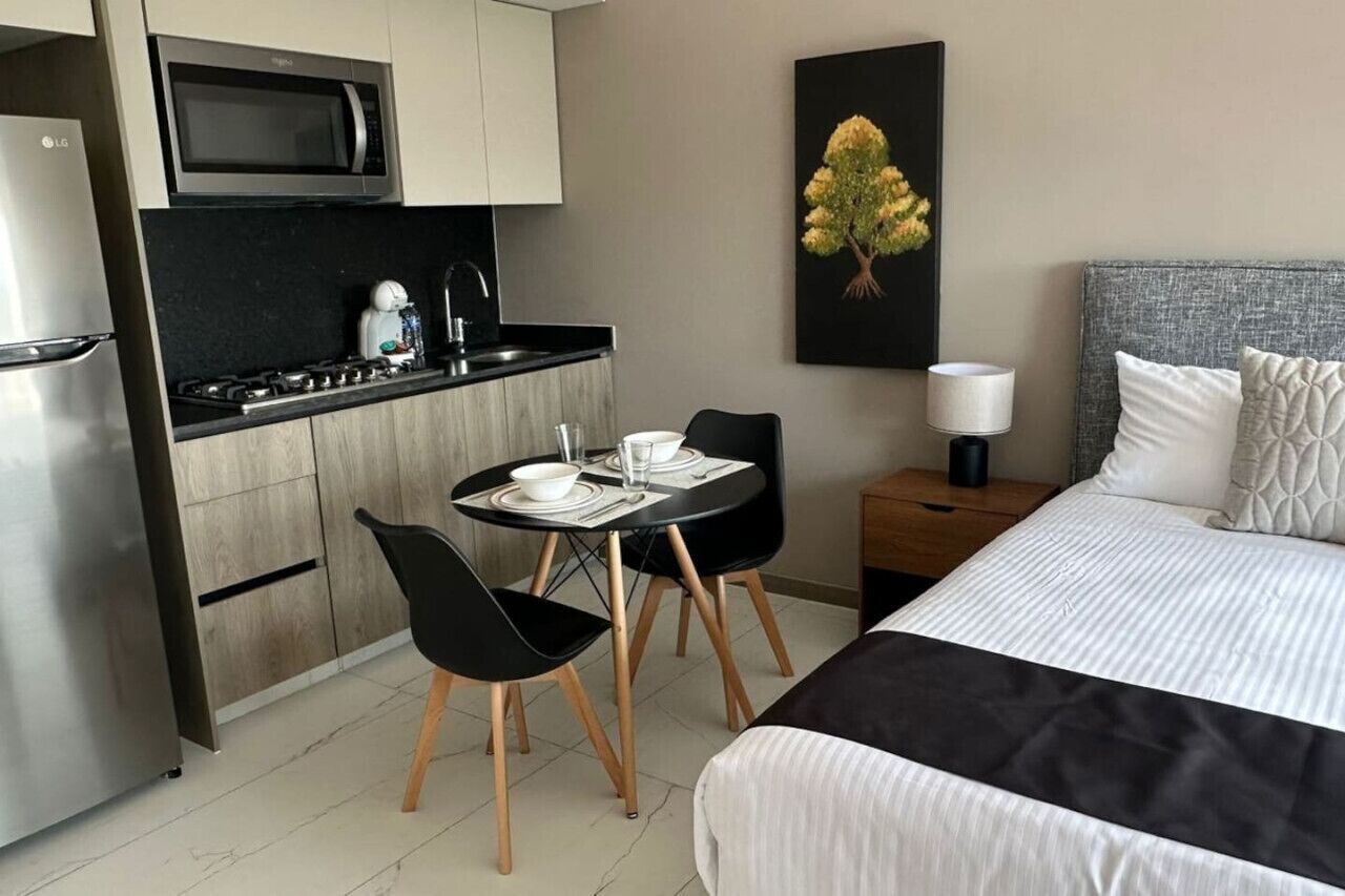 1 dormitorio, escritorio, tabla de planchar con plancha y wifi