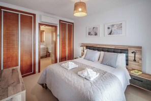 5 bedrooms, desk, WiFi, bed sheets