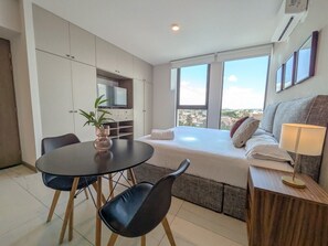 1 dormitorio, tabla de planchar con plancha, wifi y ropa de cama