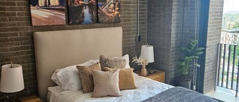 2 bedrooms, desk, iron/ironing board, WiFi