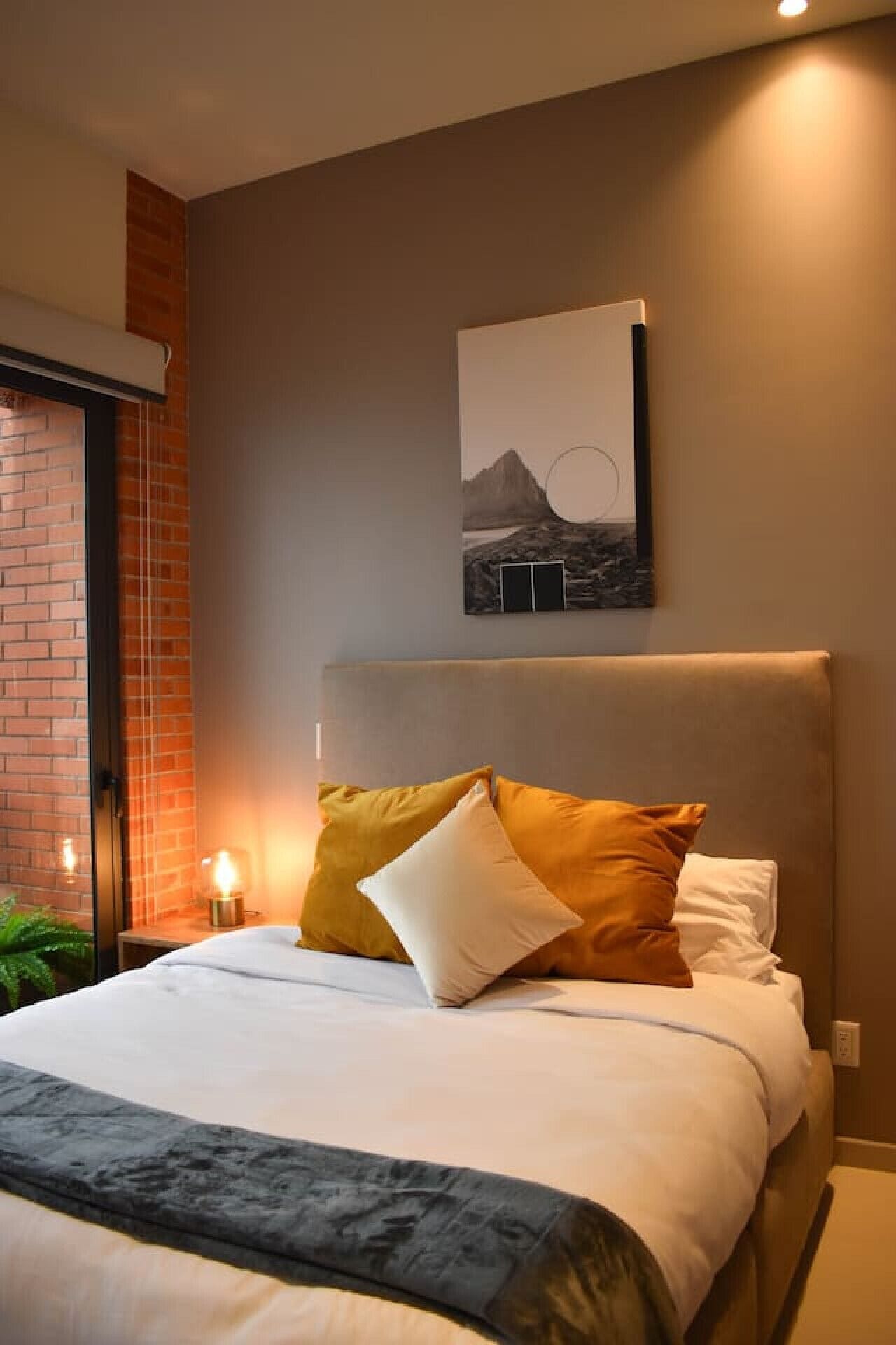 2 slaapkamers, een bureau, een strijkplank/strijkijzer, wifi