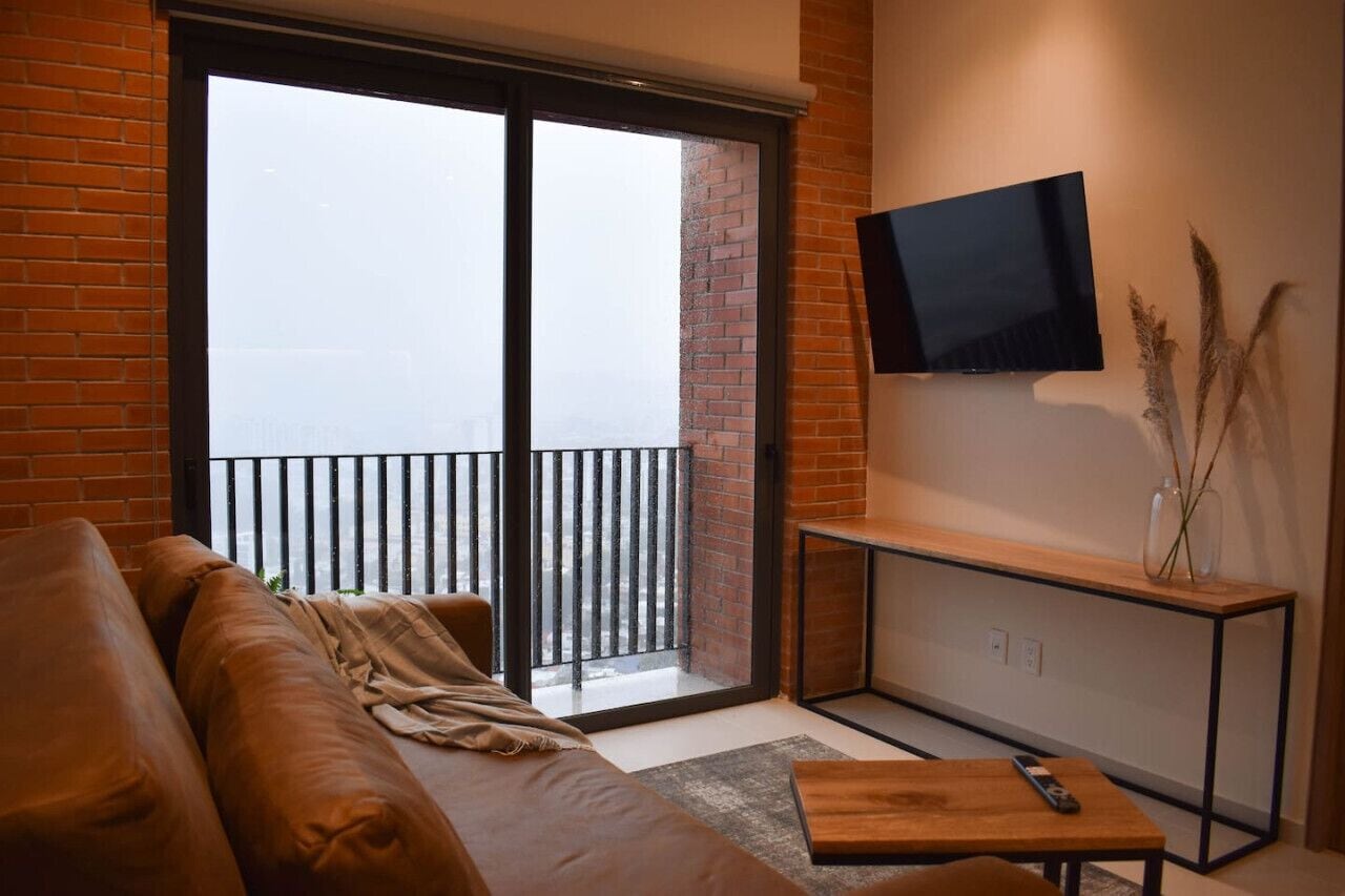 Een televisie en een tafeltennistafel