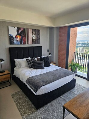 1 habitación, escritorio, tabla de planchar con plancha y wifi 