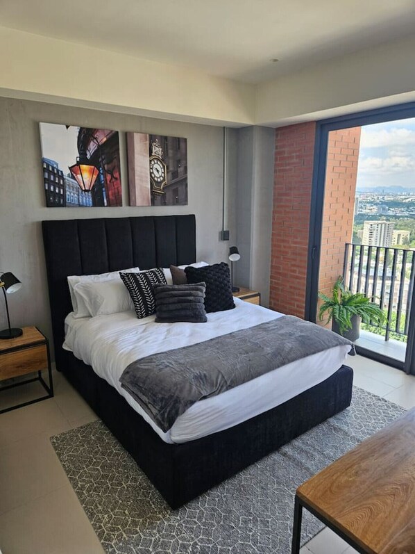 1 slaapkamer, een bureau, een strijkplank/strijkijzer, wifi