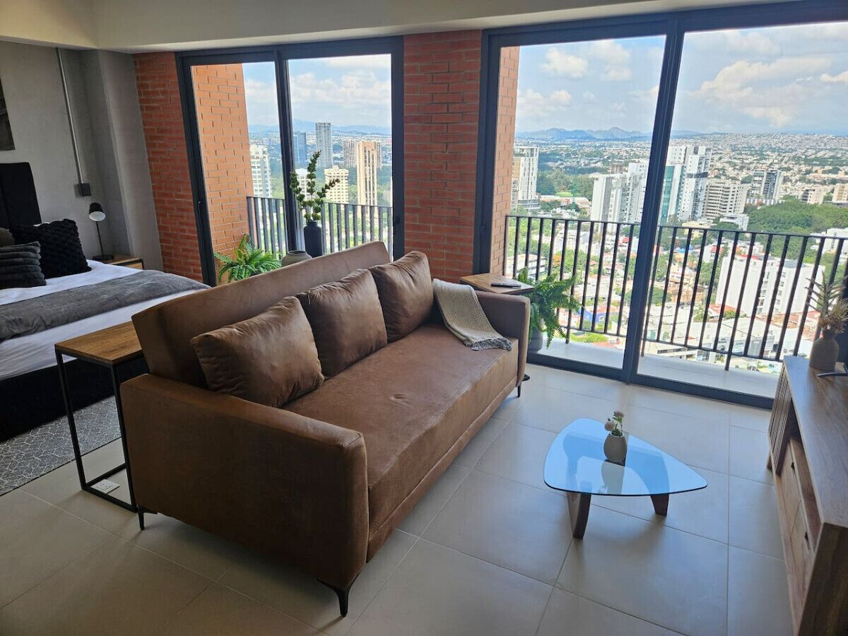 Televisio, pöytätennispöytä, stereot