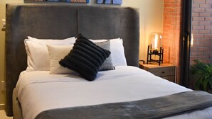 A modern hotel room with a large bed, a grey headboard, and a cityscape mural on the wall. - 24th floor with the best view of Guadalajara (Guadalajara)