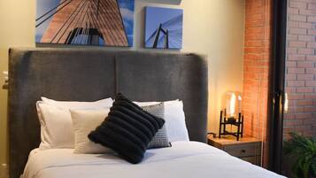 2 bedrooms, desk, iron/ironing board, WiFi