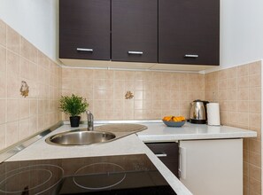 Kjøleskap, kokeplater og kjøkkenutstyr