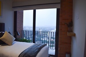 2 habitaciones, escritorio, tabla de planchar con plancha y wifi 