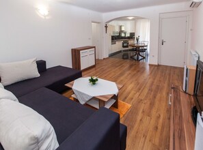 TV - Sunny Elegant Crikvenica Apartments - Comfort One Bedroom Apartment (Crikvenica)