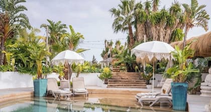 Luxurious 6-bedroom private resort, Amazing Pool/Bar and Bodega Benalmádena