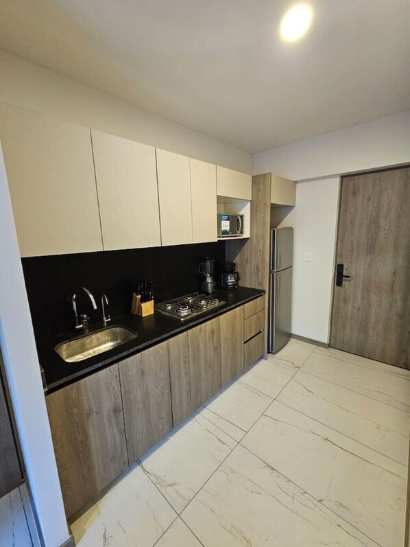 Kylskåp, mikrovågsugn, ugn och spishäll