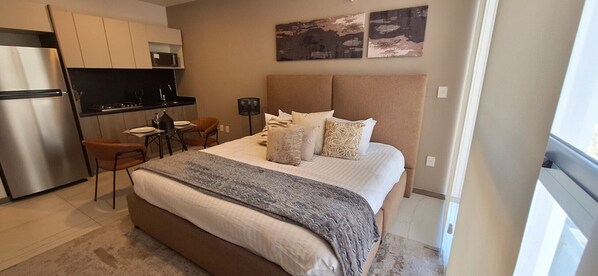 1 habitación, escritorio, tabla de planchar con plancha y wifi 